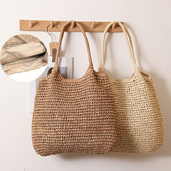 Bolsos capazo trenzados colgados en perchero de madera con detalle del forro interior con cremallera