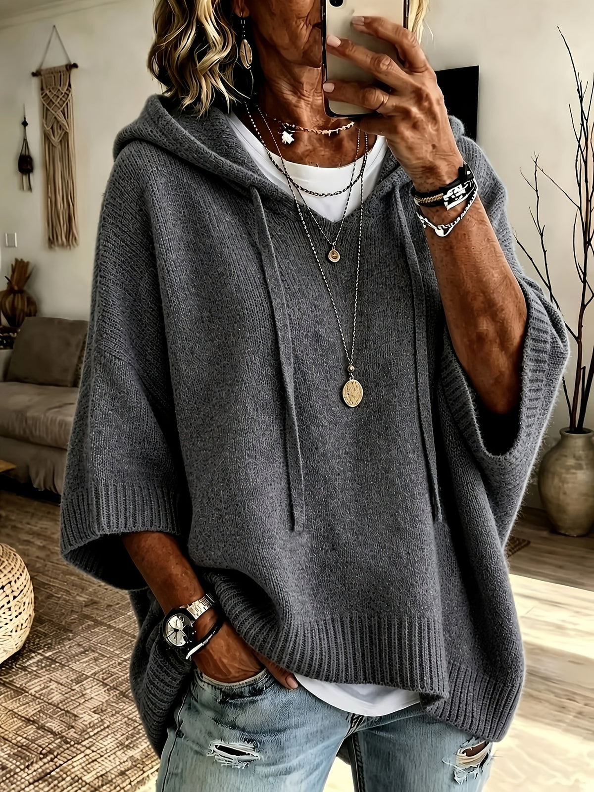 Poncho Micaela en gris marengo de frente, con capucha con cordón