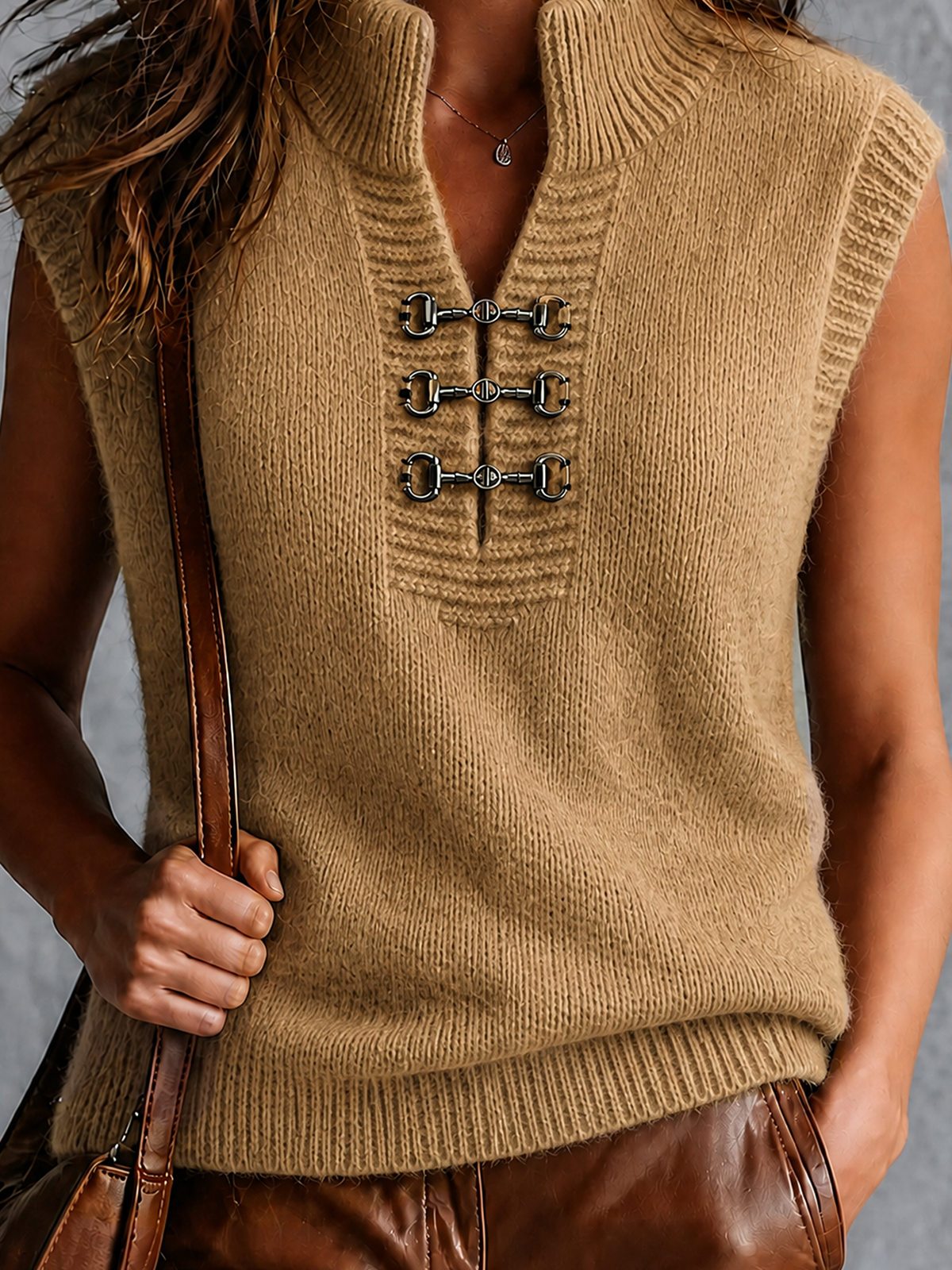 Chaleco de punto Pilar en camel, detalle del bocado ecuestre