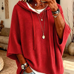 Poncho Micaela en rojo de frente, con capucha y cordón