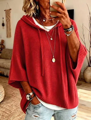 Poncho Micaela en rojo de frente, con capucha y cordón