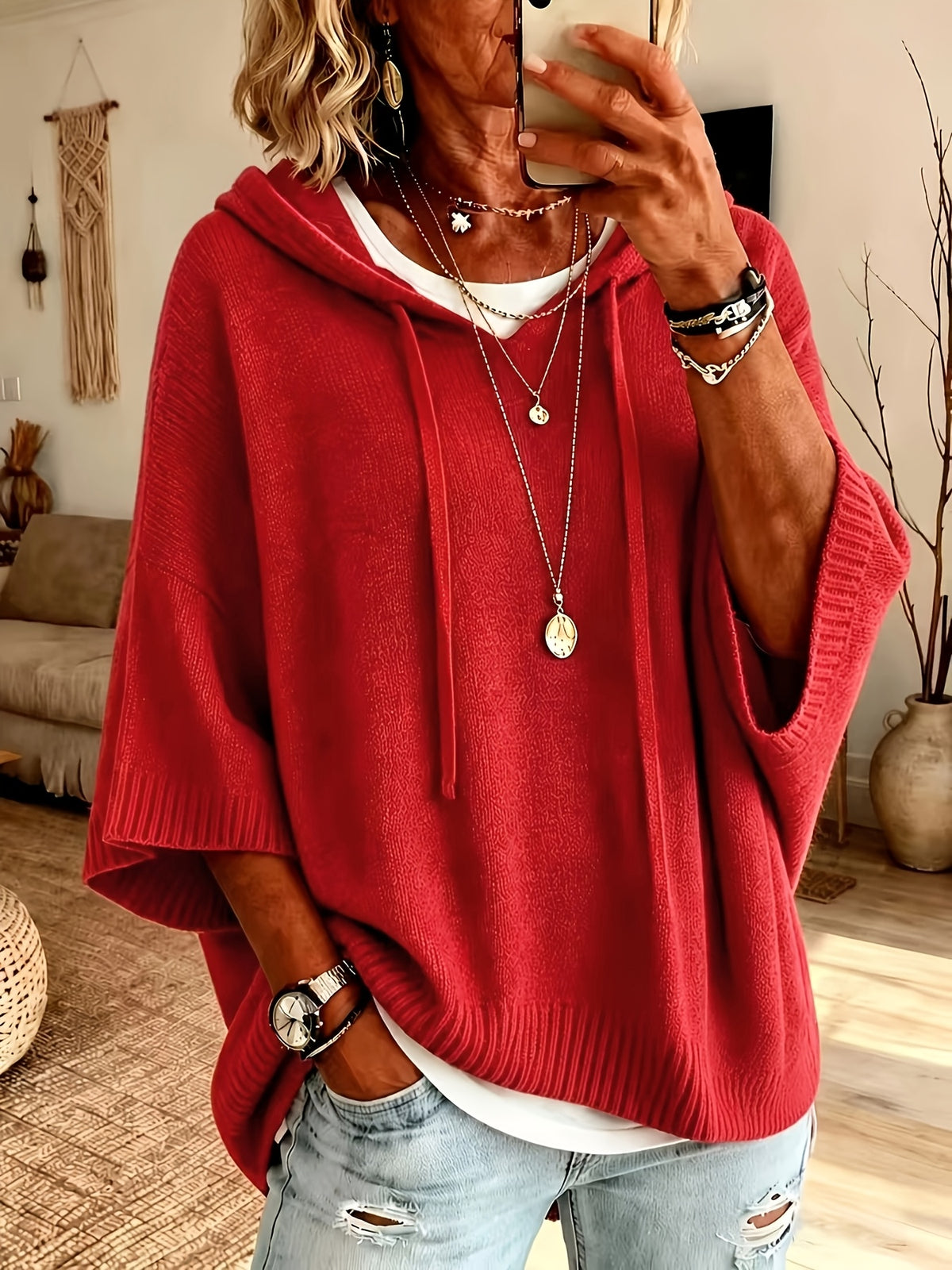 Poncho Micaela en rojo de frente, con capucha y cordón