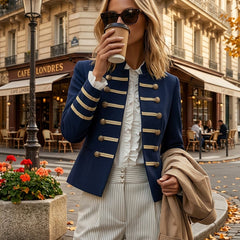 Chaqueta Rosalía en azul marino llevada por la calle con café en la mano