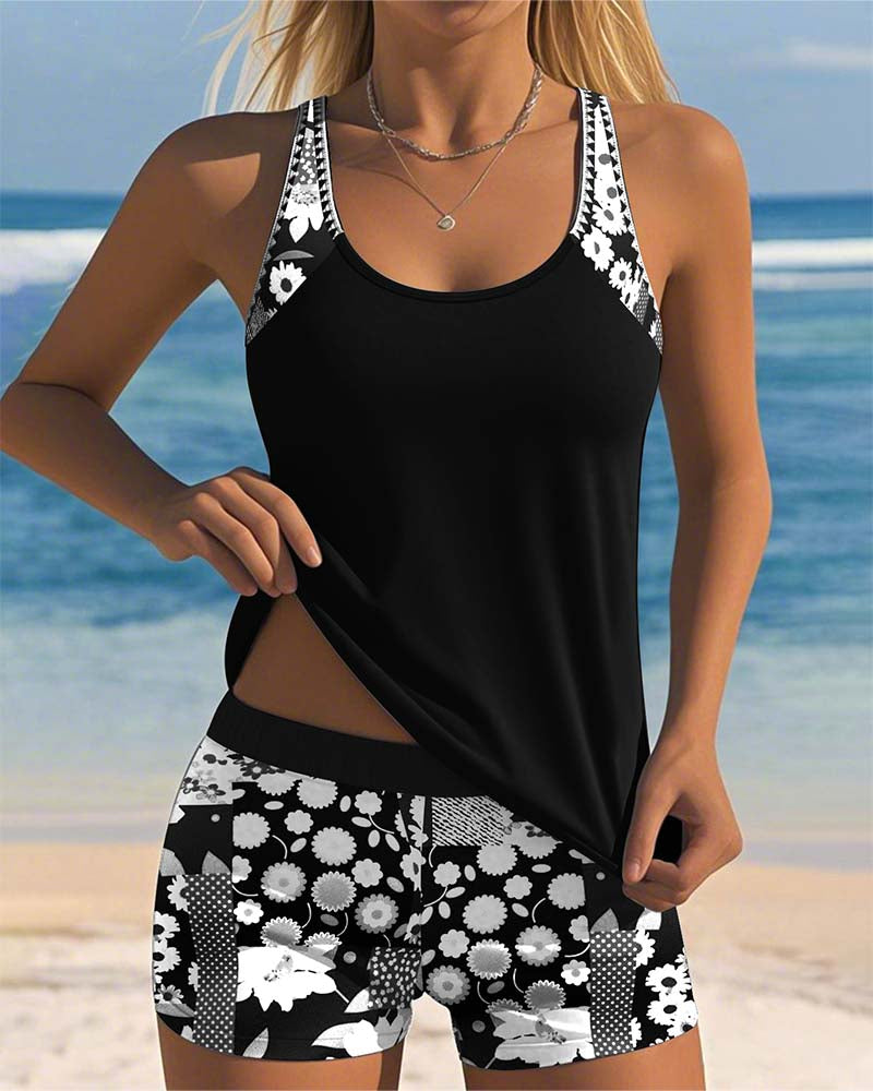 Conjunto tankini Blanca en negro — camiseta holgada y short con estampado floral, vista frontal