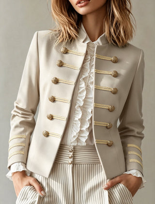 Chaqueta corta Rosalía en crudo de frente, con cuello alzado y dos filas de botones