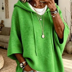 Poncho Micaela en verde hierba de frente, con capucha y cordón