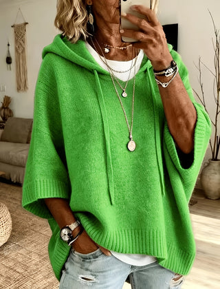 Poncho Micaela en verde hierba de frente, con capucha y cordón