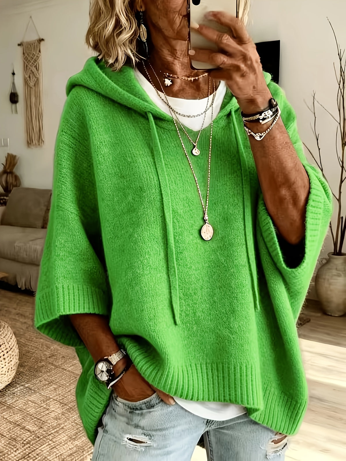 Poncho Micaela en verde hierba de frente, con capucha y cordón
