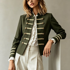 Chaqueta Rosalía en verde militar abierta sobre camisa blanca