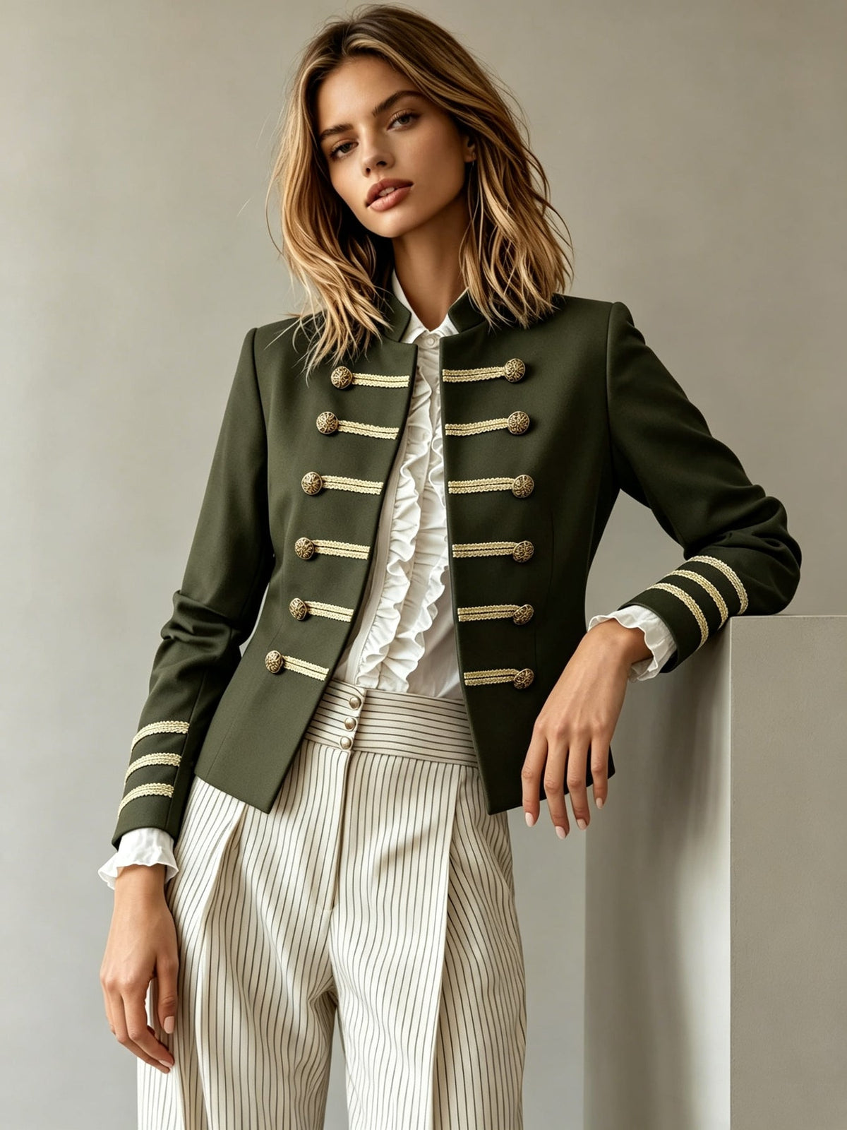 Chaqueta Rosalía en verde militar abierta sobre camisa blanca