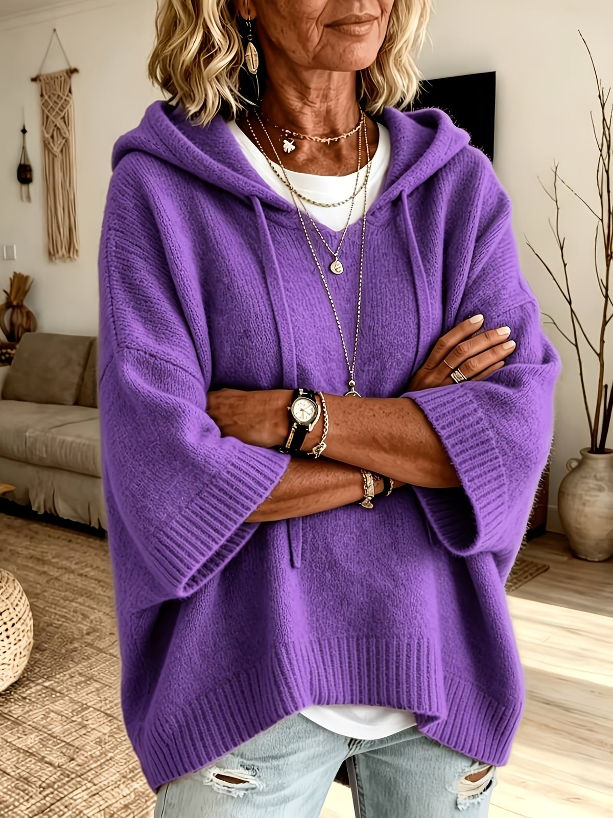 Poncho Micaela en morado con los brazos cruzados