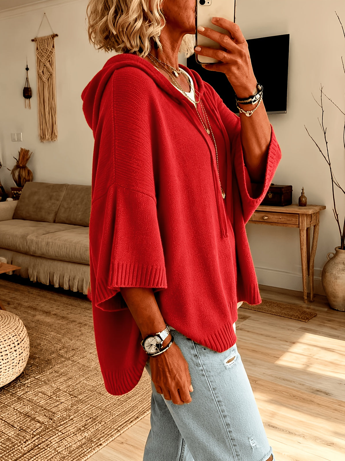 Poncho Micaela en rojo de perfil, con el bajo de canalé
