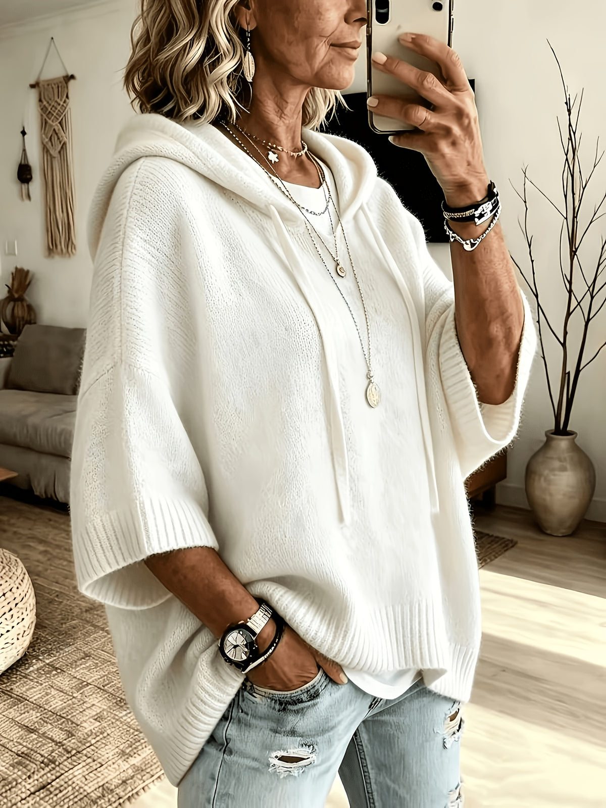 Poncho Micaela en blanco roto de perfil, con el bajo de canalé