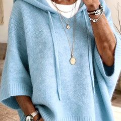 Poncho Micaela en azul claro visto de cerca, con la capucha levantada