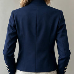 Espalda de la chaqueta Rosalía en azul marino, lisa y sin adornos