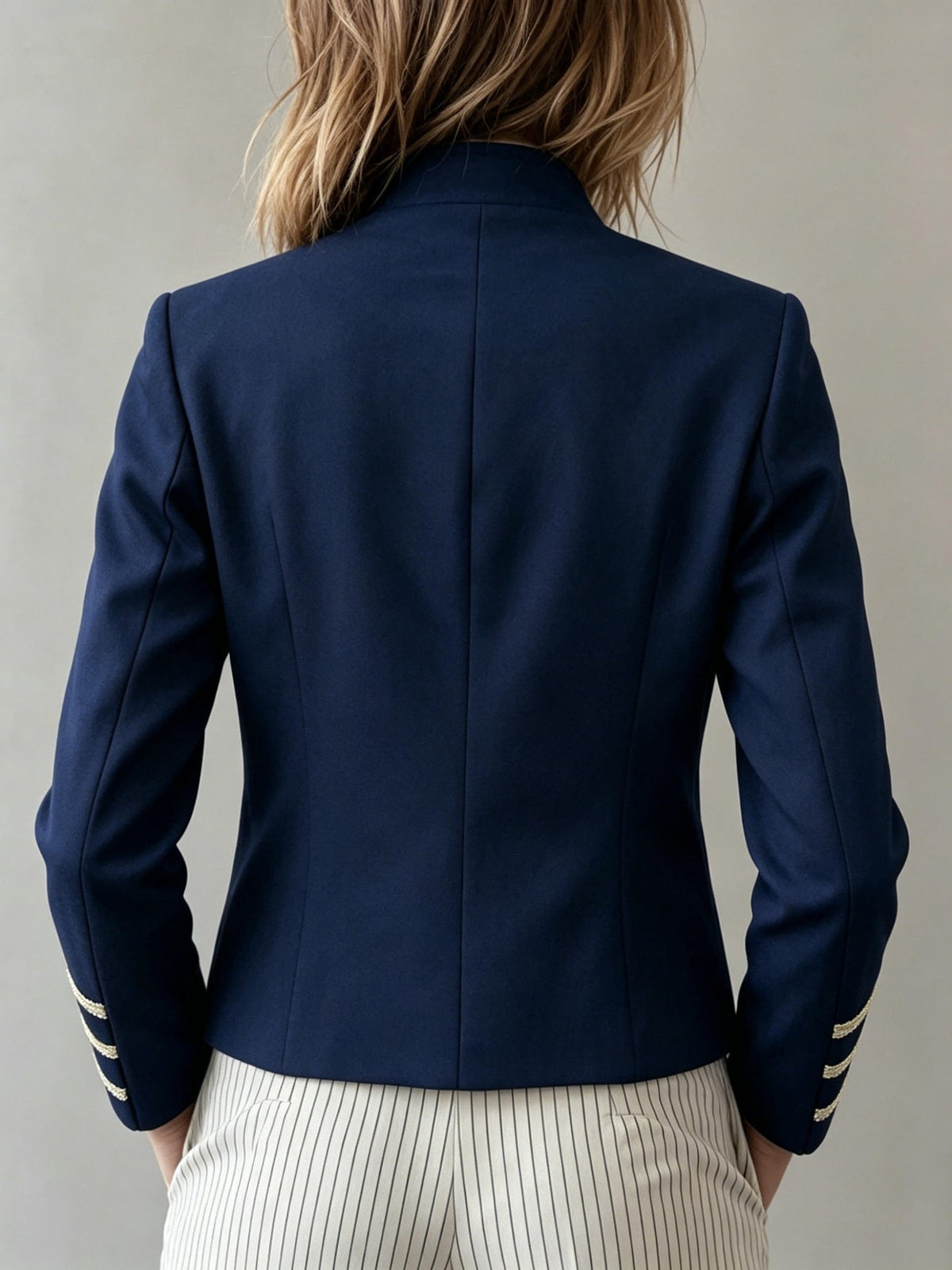 Espalda de la chaqueta Rosalía en azul marino, lisa y sin adornos