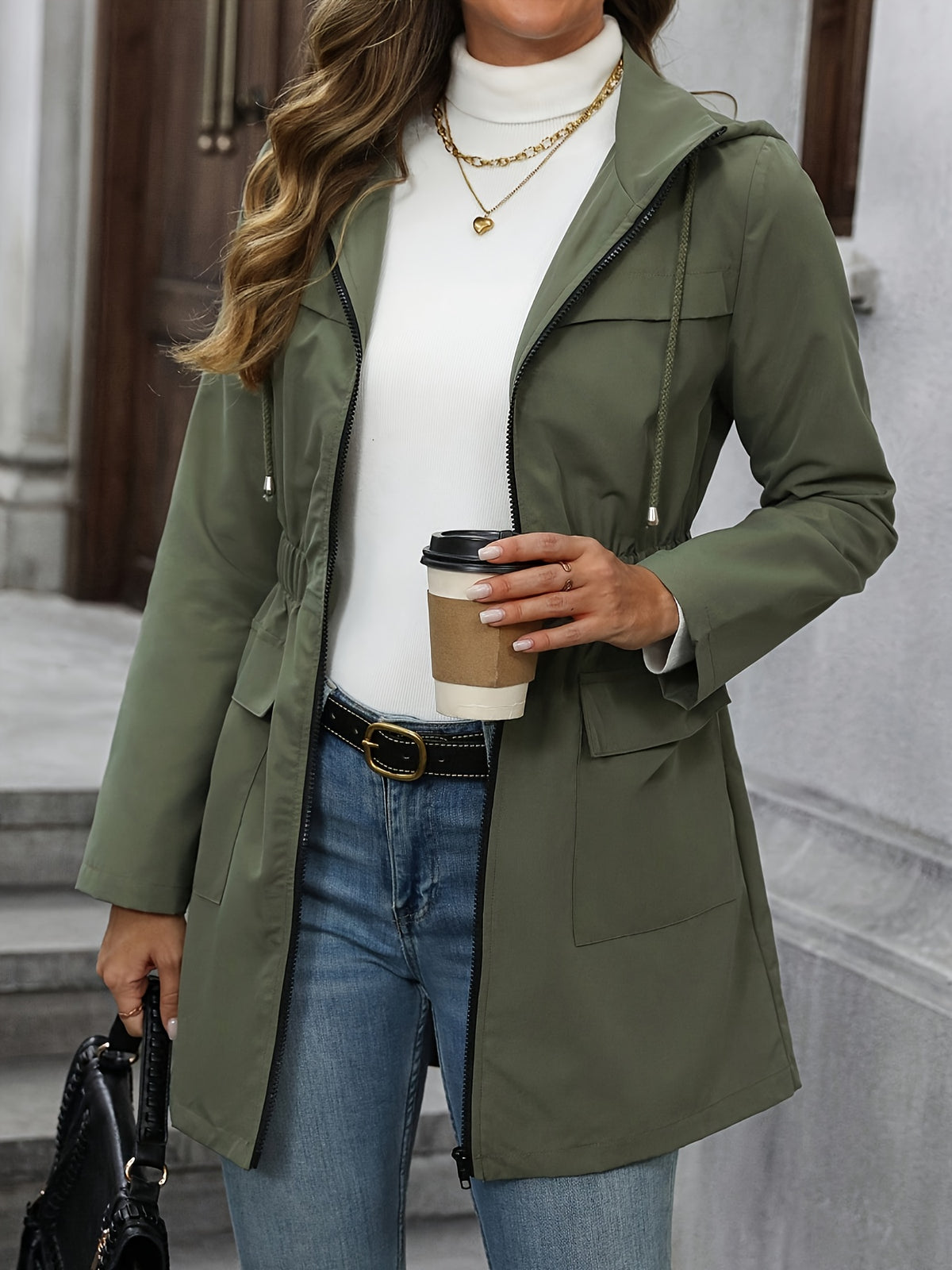 Parka Rosario en verde oliva abierta, con la cintura fruncida