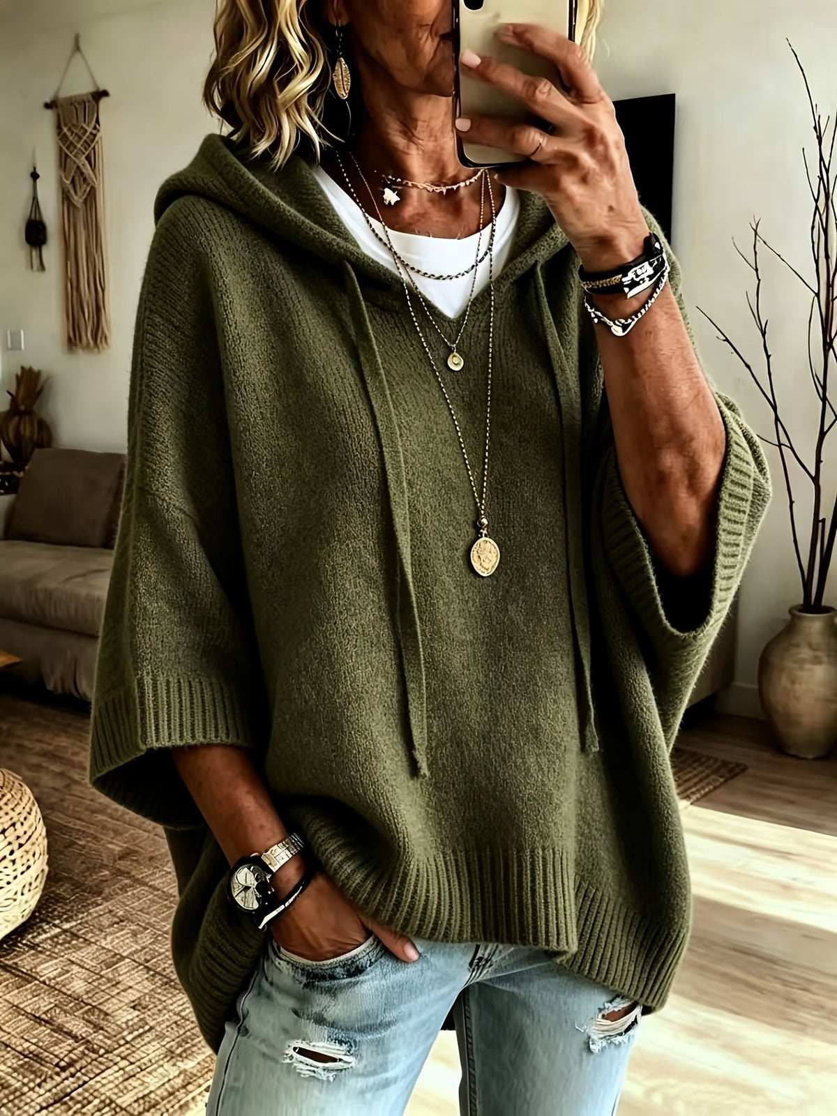 Poncho Micaela en verde militar de perfil, cayendo suelto desde el hombro