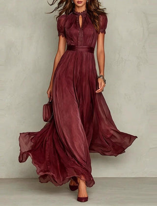 Vestido de invitada largo de gasa en rojo vino, cuerpo entero con vuelo