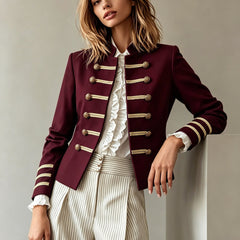 Chaqueta Rosalía en burdeos abierta sobre camisa blanca