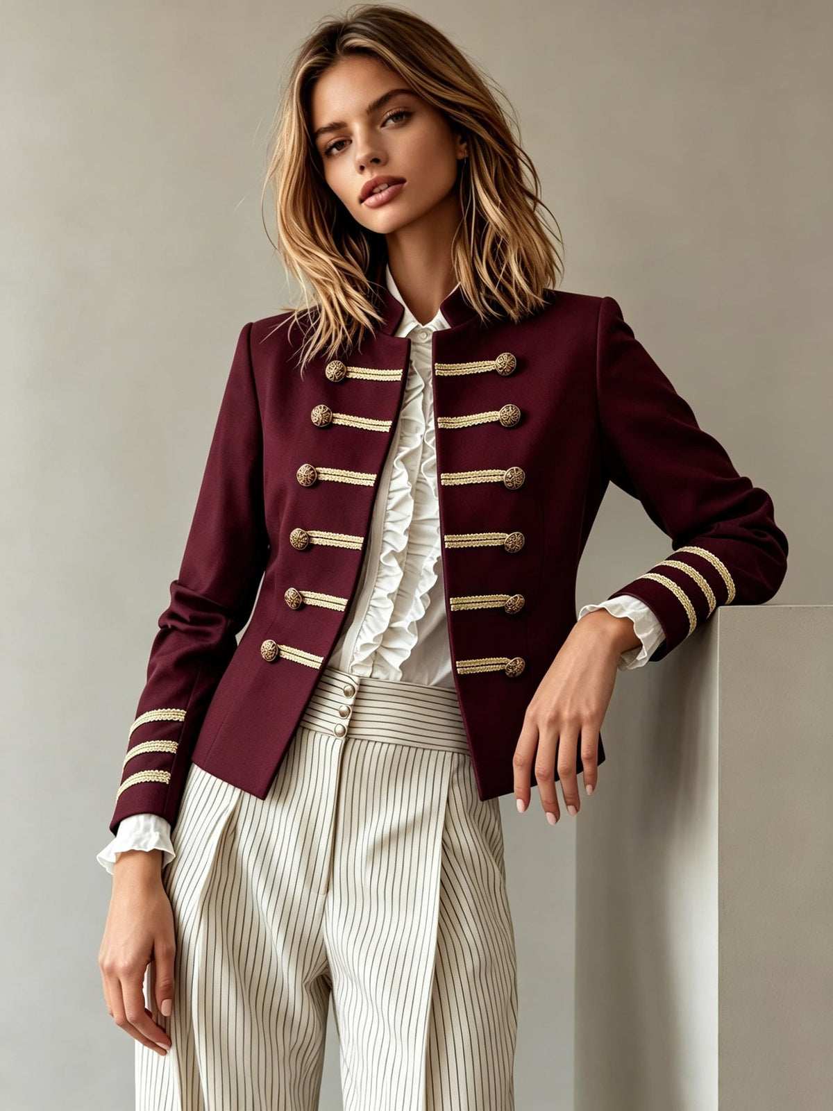 Chaqueta Rosalía en burdeos abierta sobre camisa blanca