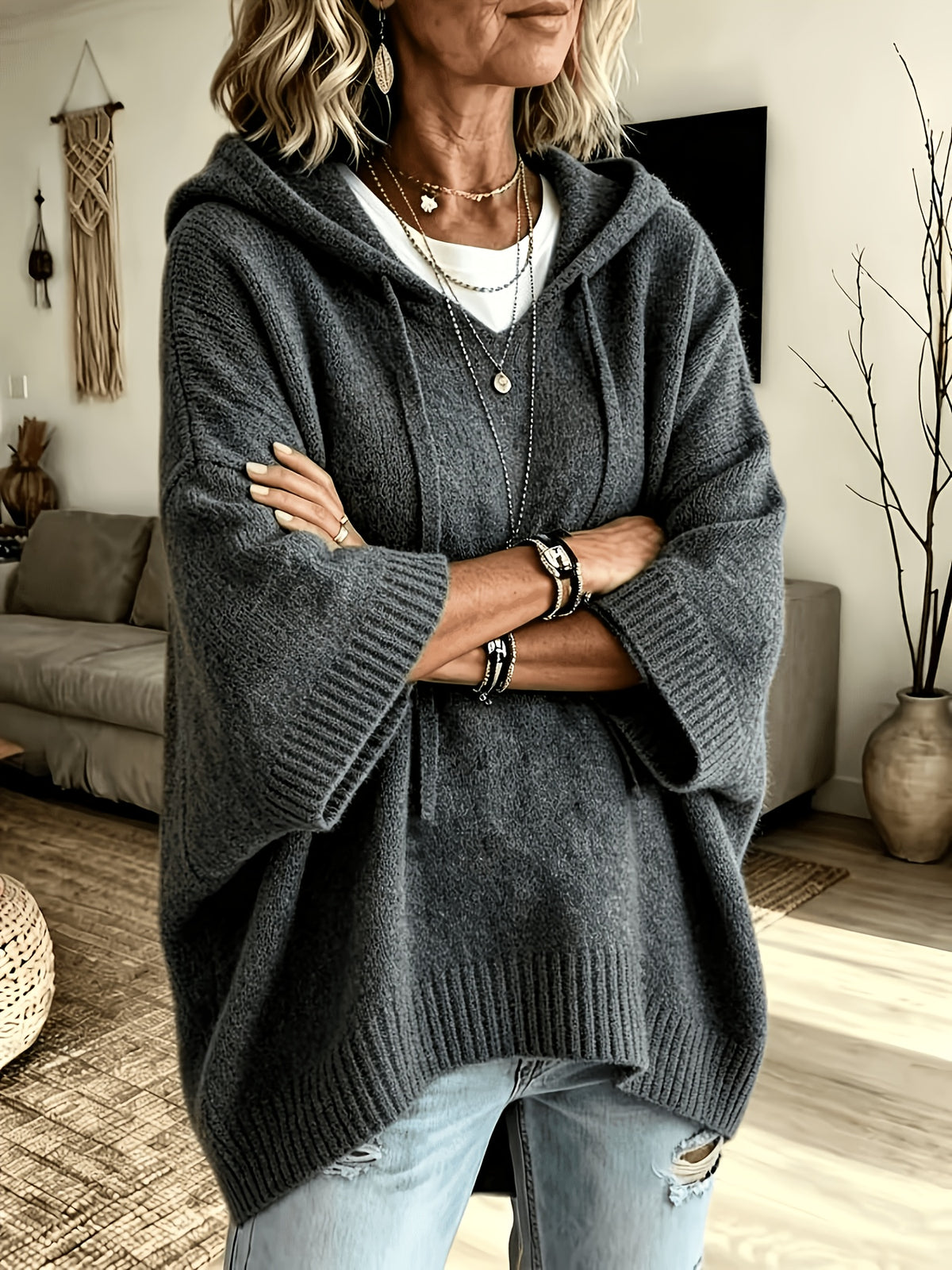 Poncho Micaela en gris marengo con los brazos cruzados