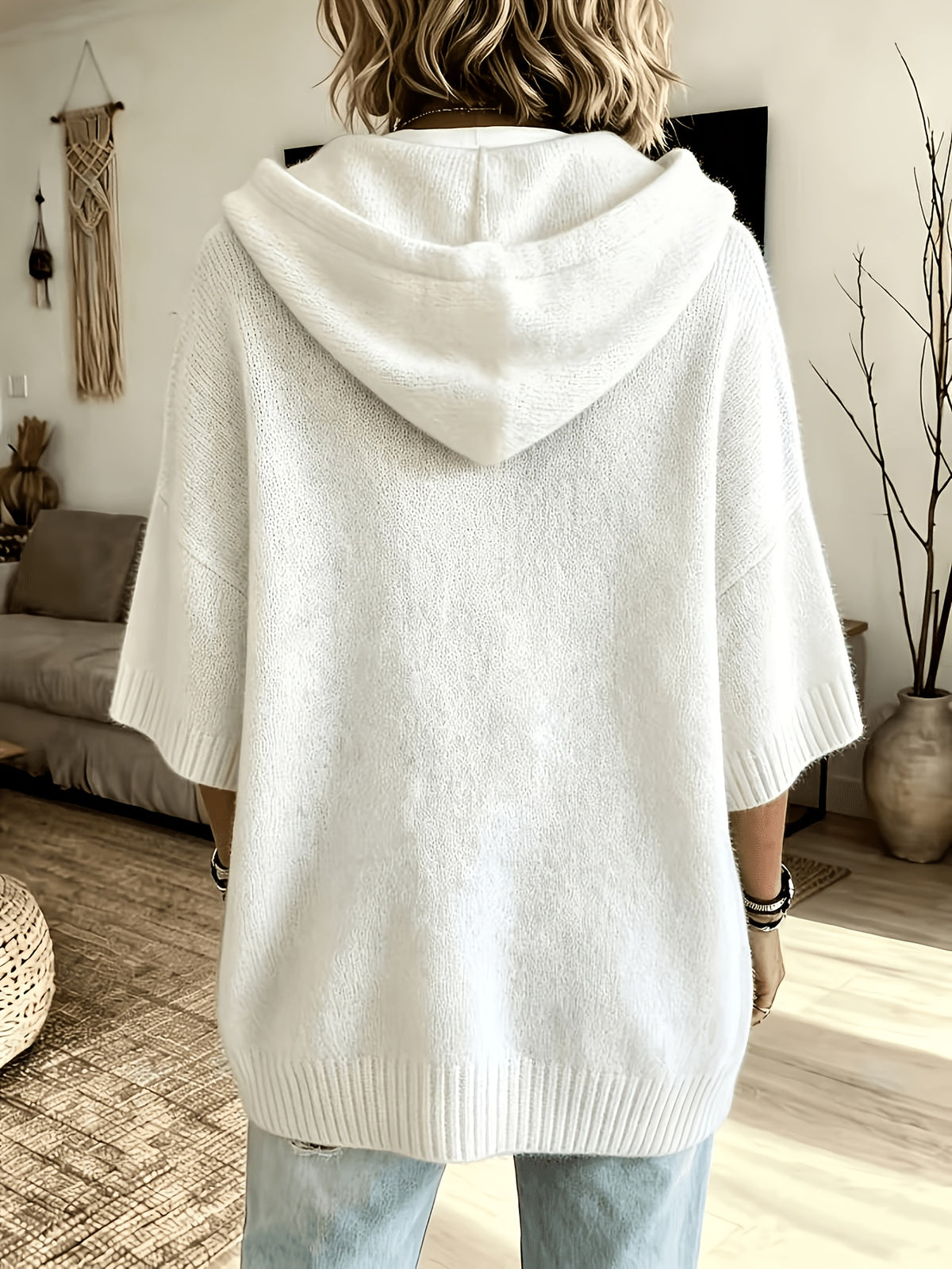 Espalda del poncho Micaela en blanco roto, más largo por detrás