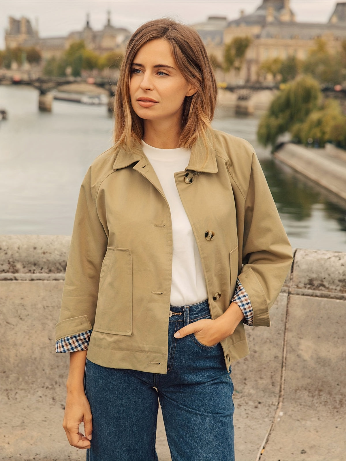 Mujer de frente con la chaqueta corta Olalla en caqui, abierta sobre camiseta blanca y vaqueros