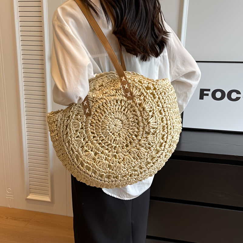 Modelo con blusa blanca llevando el bolso redondo mandala al hombro