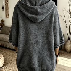 Espalda del poncho Micaela en gris marengo, con la capucha caída