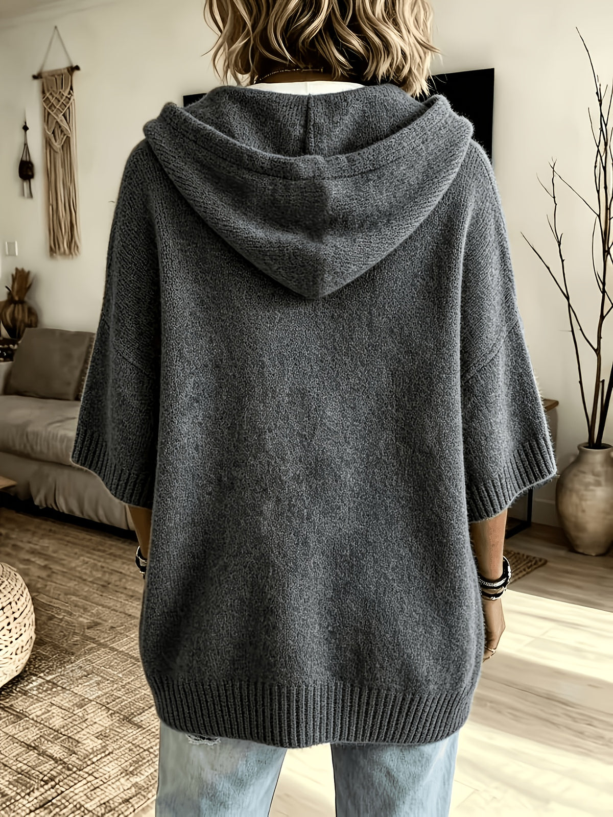 Espalda del poncho Micaela en gris marengo, con la capucha caída