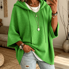 Poncho Micaela en verde hierba sobre camiseta blanca y vaquero