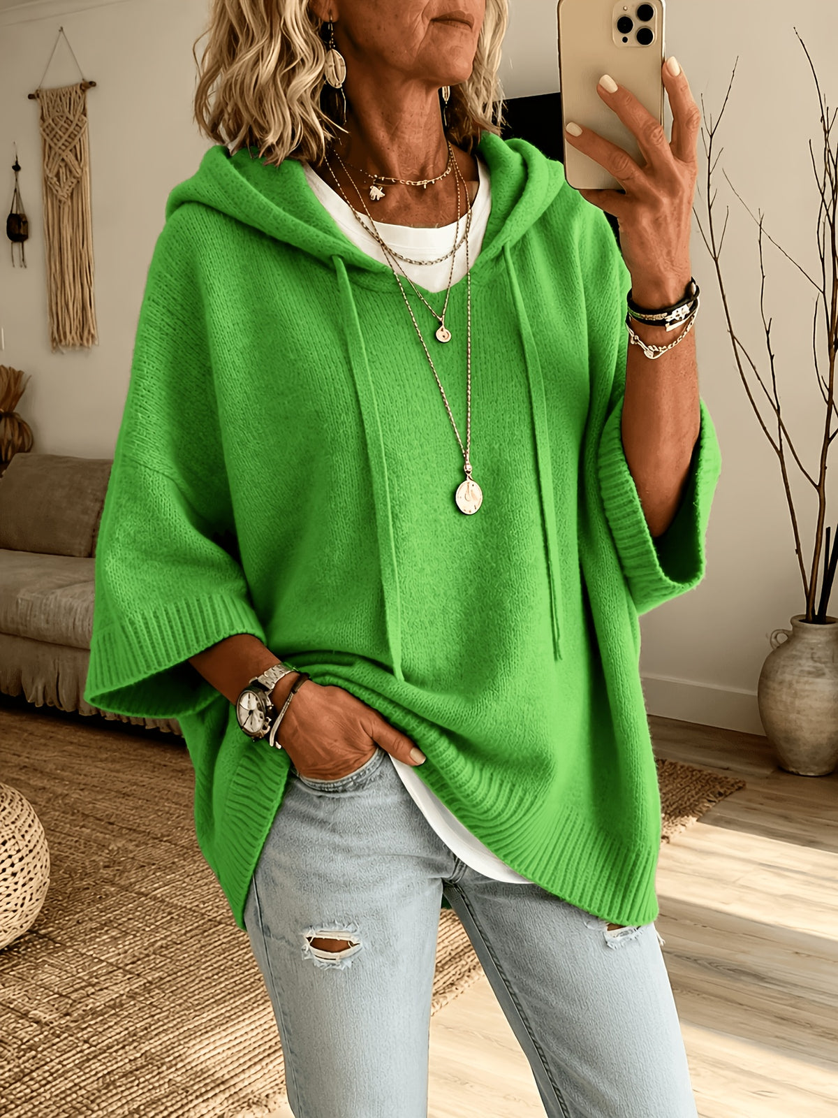 Poncho Micaela en verde hierba sobre camiseta blanca y vaquero
