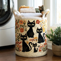 Cesto acolchado con gatos entre flores