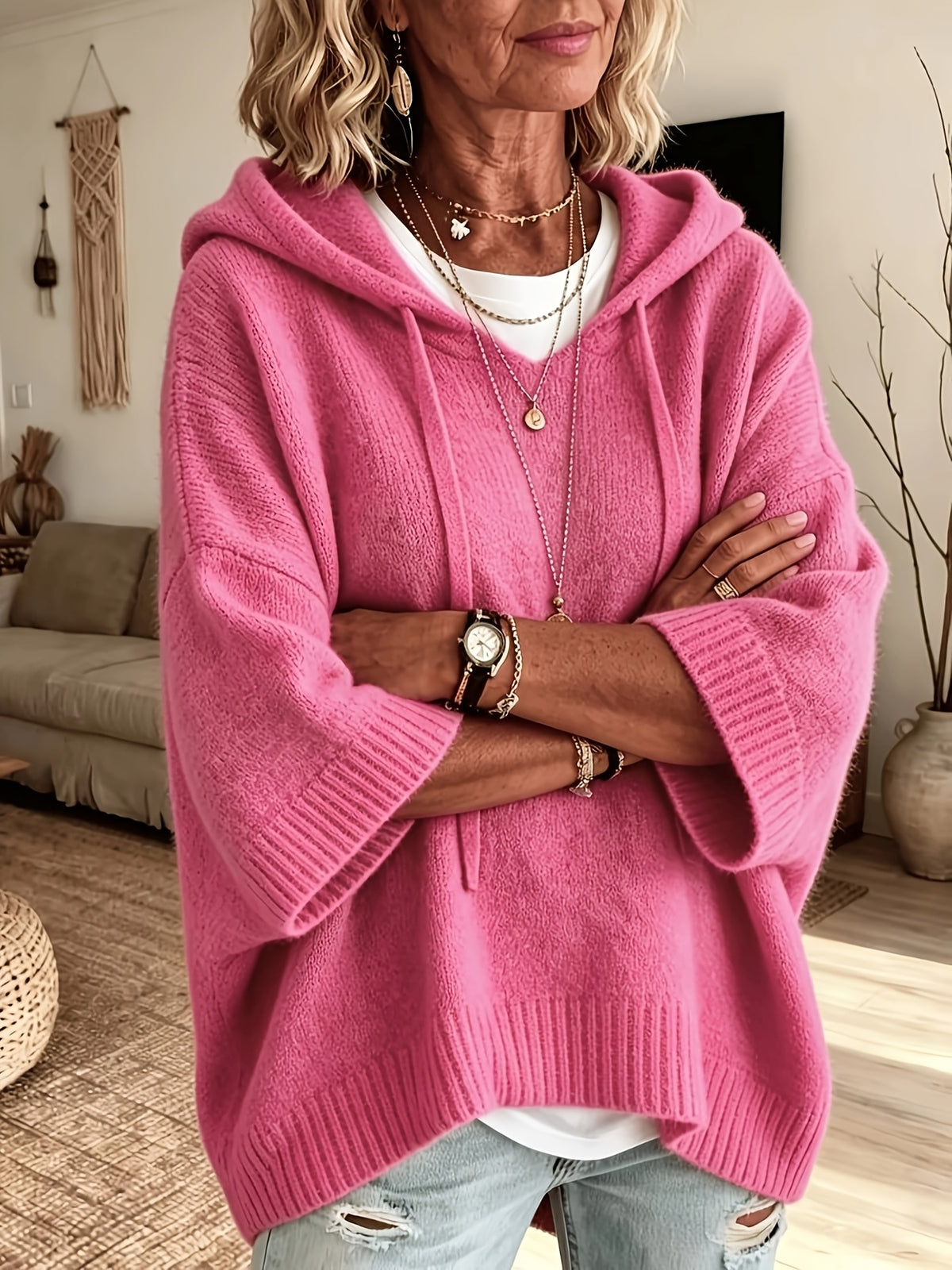 Poncho Micaela en rosa fucsia con los brazos cruzados, mostrando la manga ancha