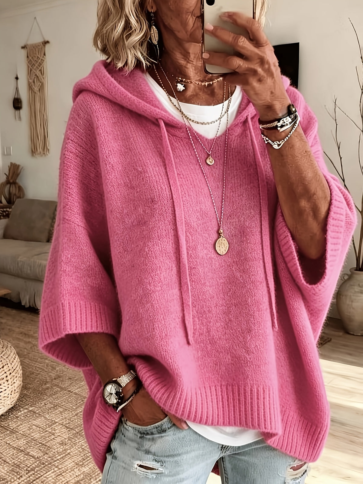Poncho Micaela en rosa fucsia de frente, con capucha y cordón