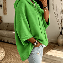 Poncho Micaela en verde hierba de perfil, cayendo suelto desde el hombro