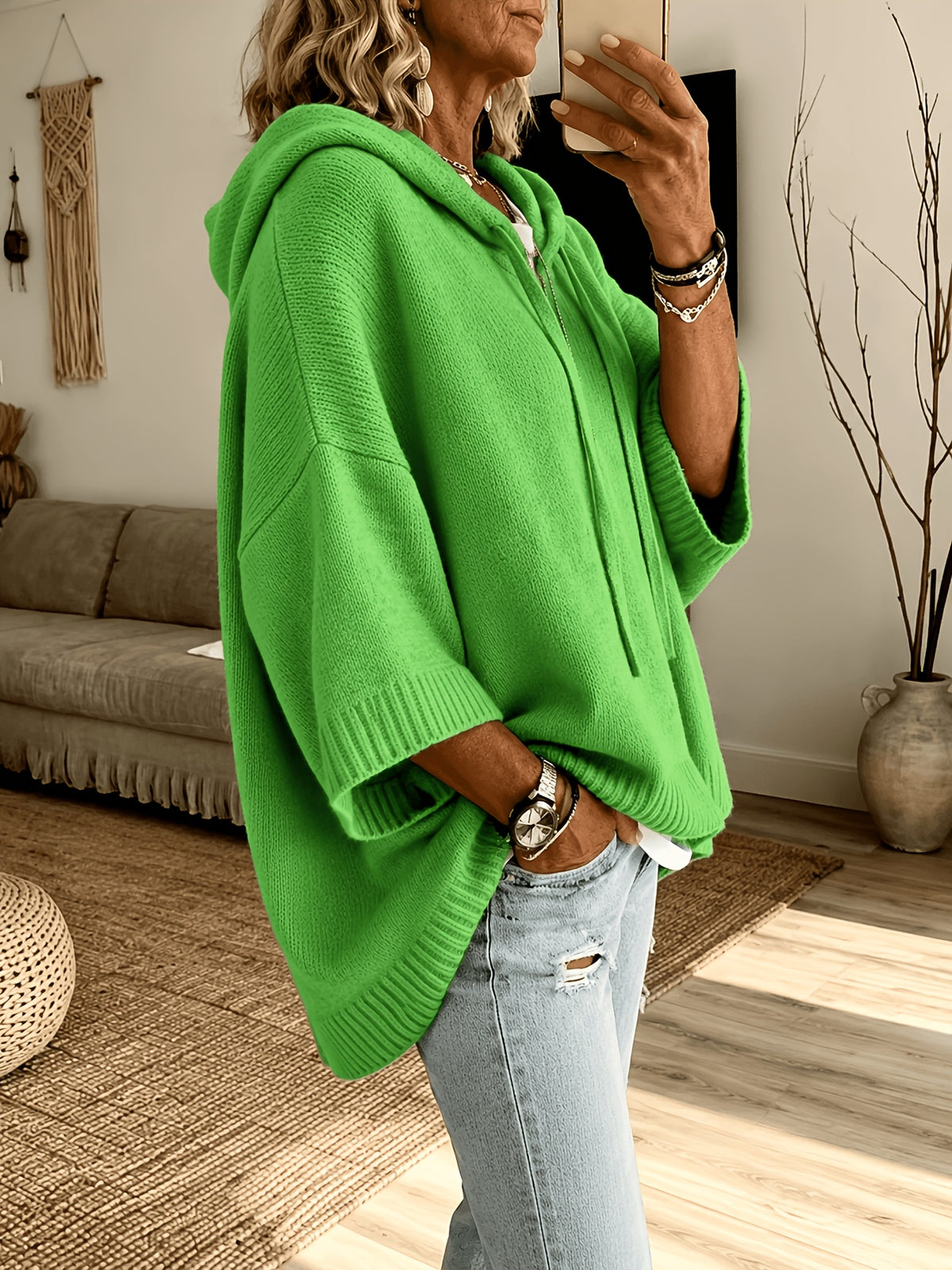 Poncho Micaela en verde hierba de perfil, cayendo suelto desde el hombro