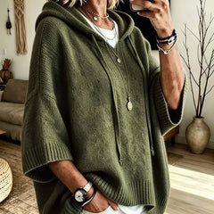 Poncho Micaela en verde militar de frente, con capucha con cordón
