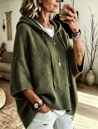 Poncho Micaela en verde militar de frente, con capucha con cordón