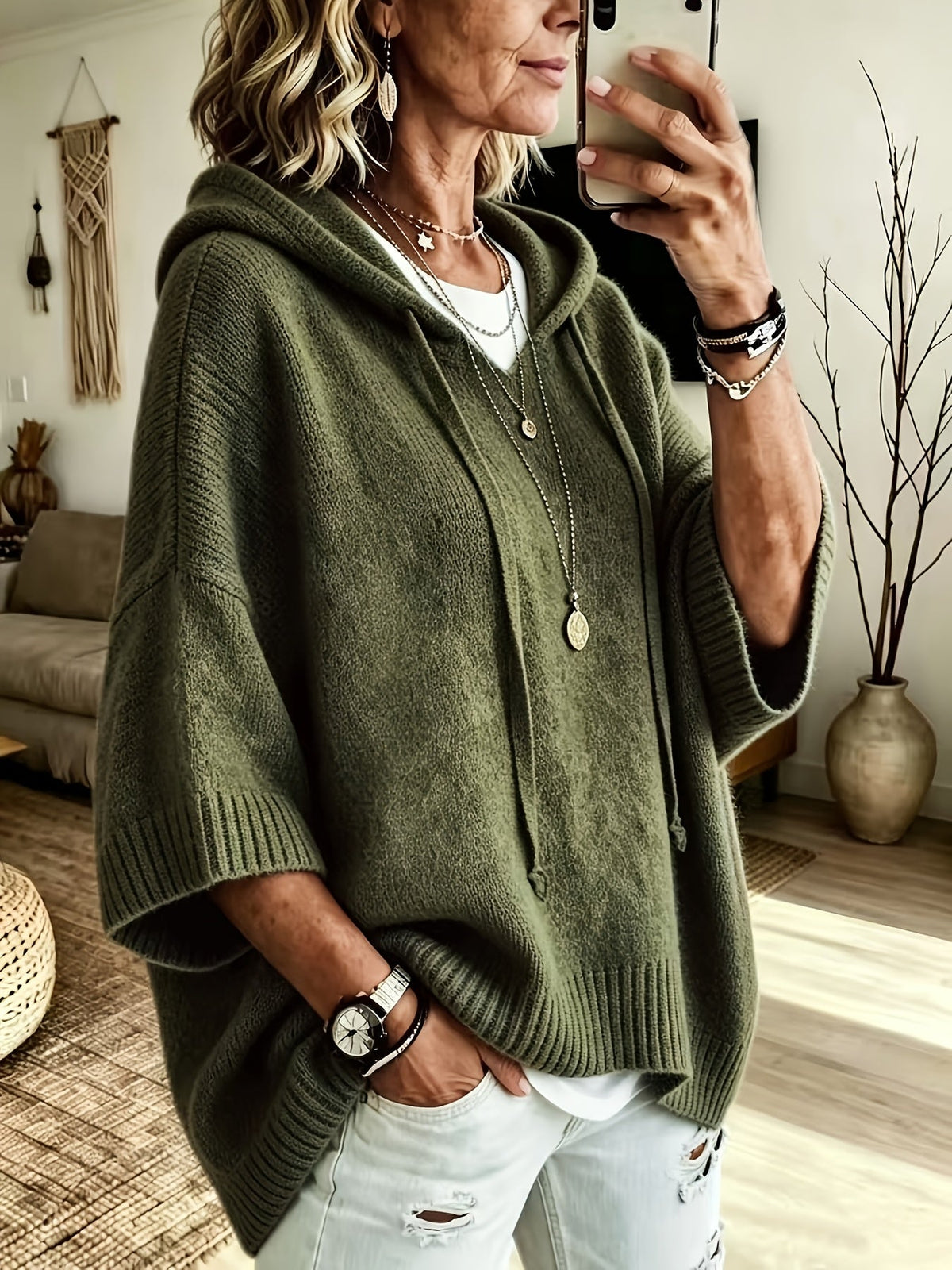 Poncho Micaela en verde militar de frente, con capucha con cordón