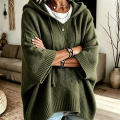Poncho Micaela en verde militar con los brazos cruzados, mostrando la manga ancha
