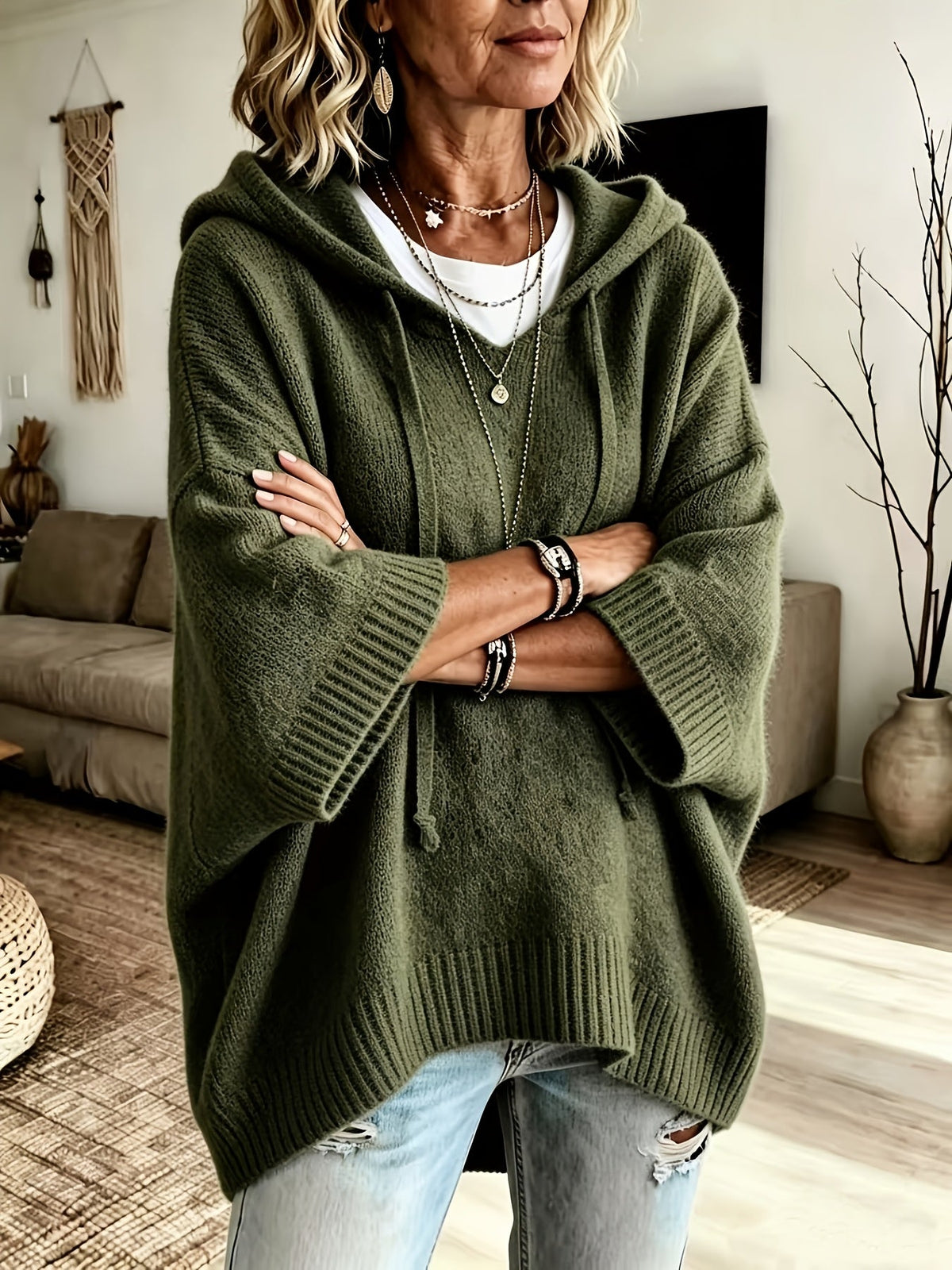 Poncho Micaela en verde militar con los brazos cruzados, mostrando la manga ancha
