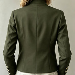 Espalda de la chaqueta Rosalía en verde militar, con el bajo a la cintura