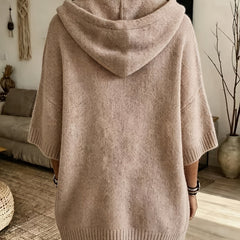 Espalda del poncho Micaela en topo, con la capucha caída