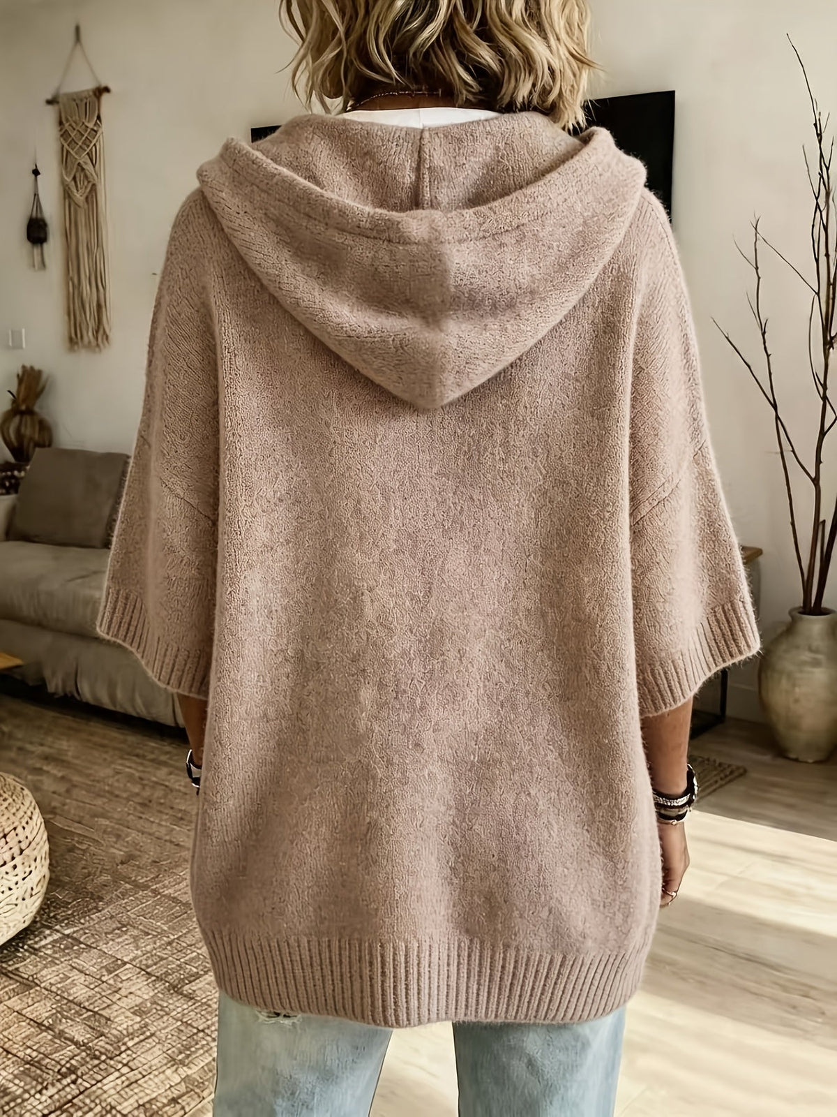Espalda del poncho Micaela en topo, con la capucha caída