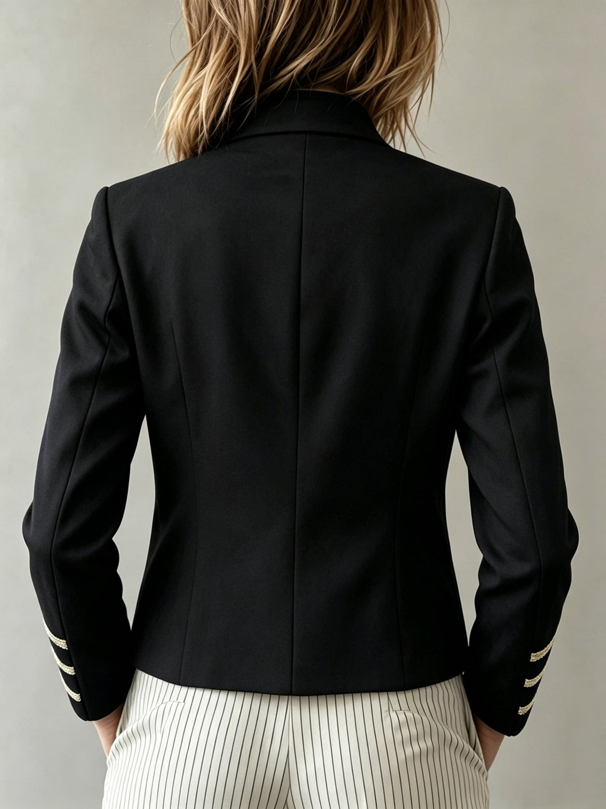 Espalda de la chaqueta Rosalía en negro, con el largo terminado en la cintura