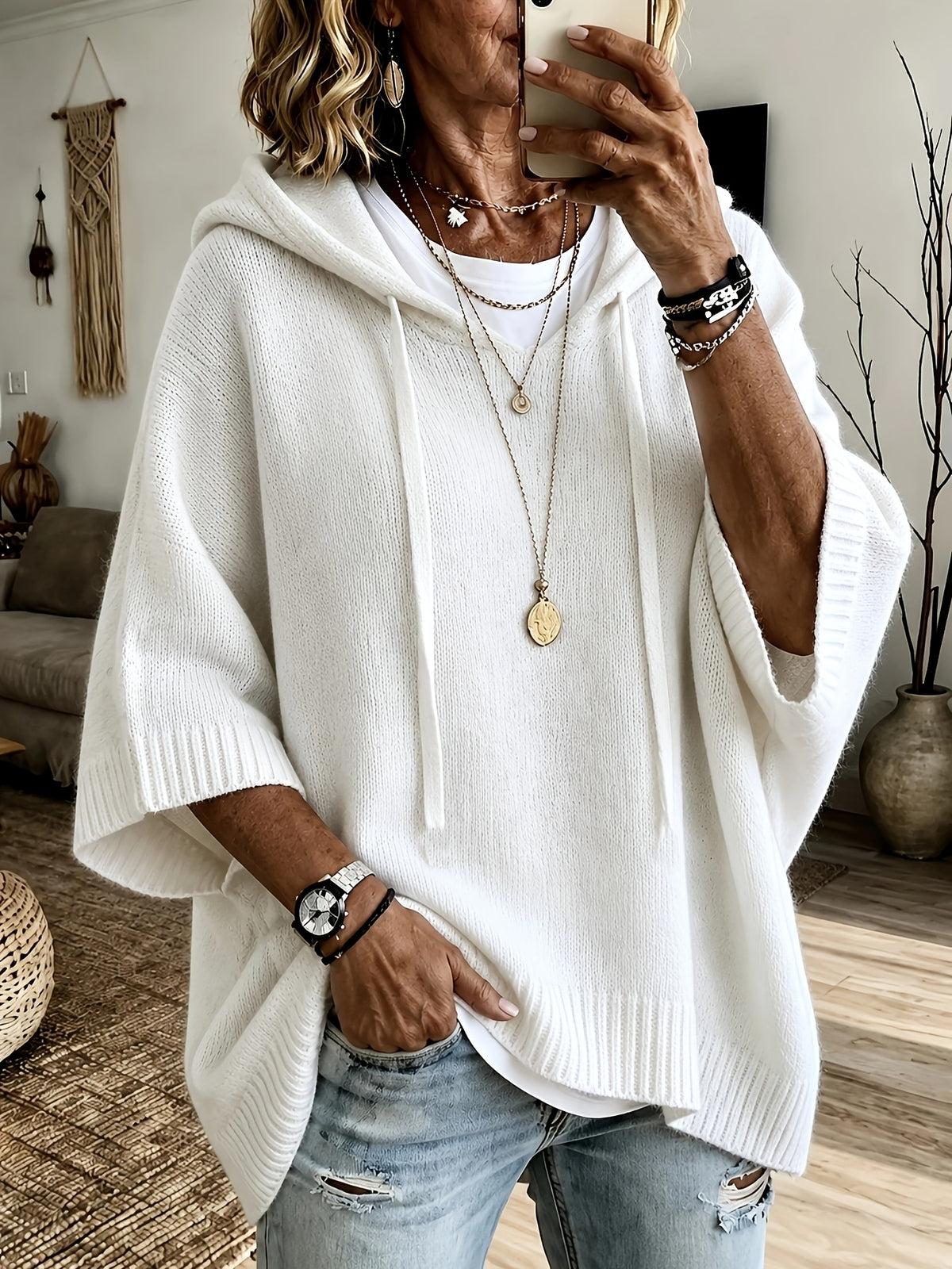 Poncho Micaela en blanco roto combinado con vaquero claro