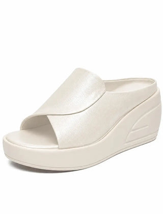 Mule Julie en beige con cuña, vista de tres cuartos