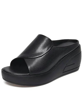 Mule Julie en negro con cuña, vista de tres cuartos